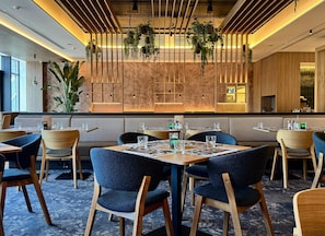 2 restaurants, spécialités Cuisine internationale