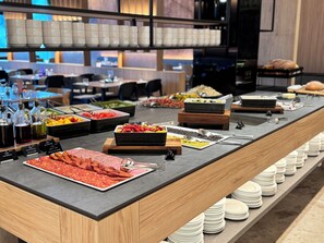 2 restaurants; breakfast, lunch, and dinner served