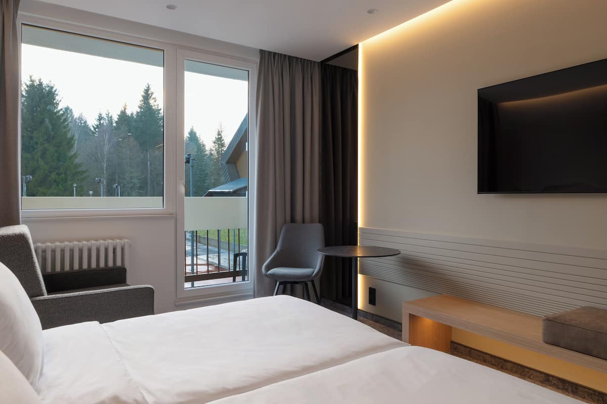 deluxe double room | 1 bedroom, in-room safe, desk, blackout curtains