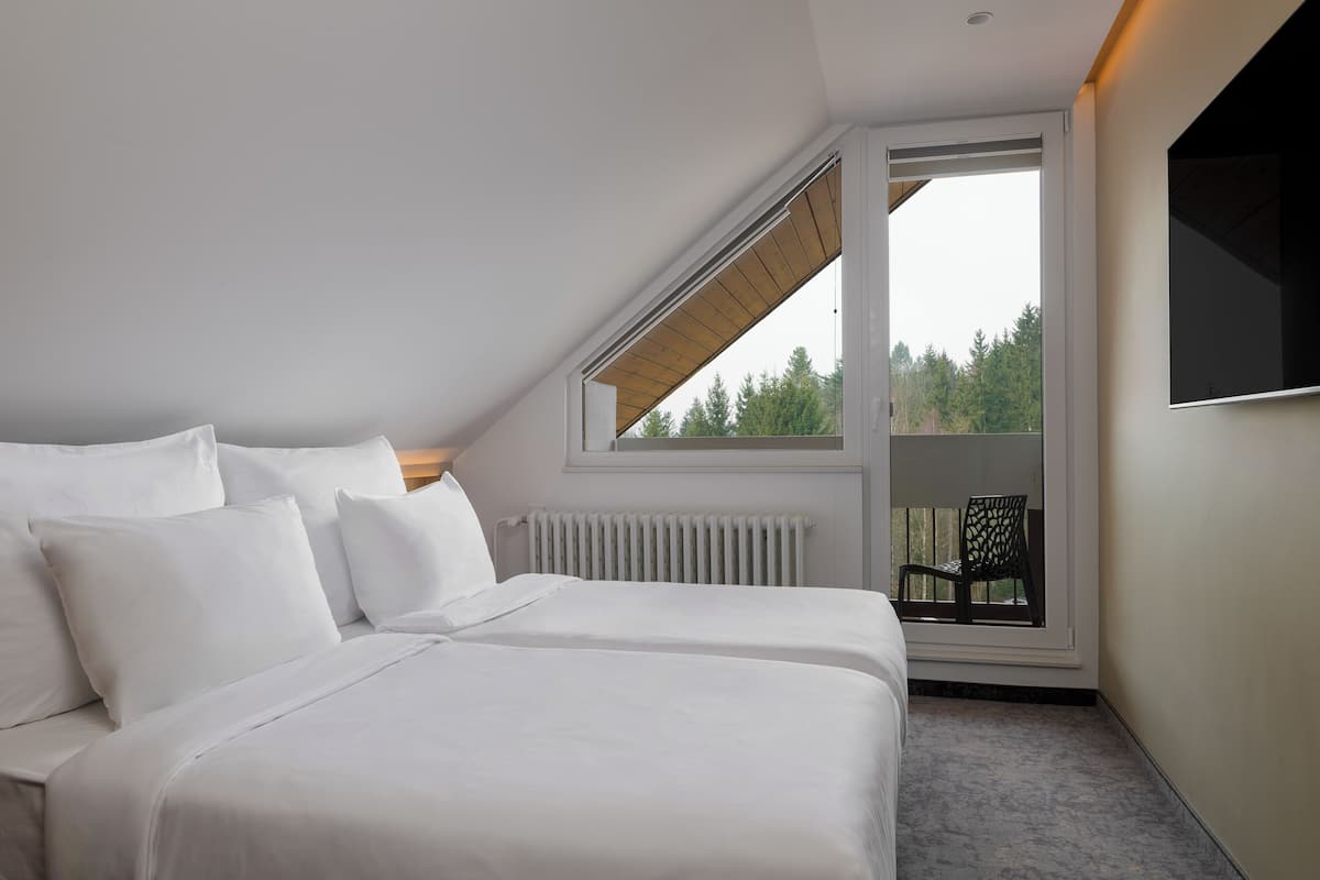 family room | 1 bedroom, in-room safe, desk, blackout curtains