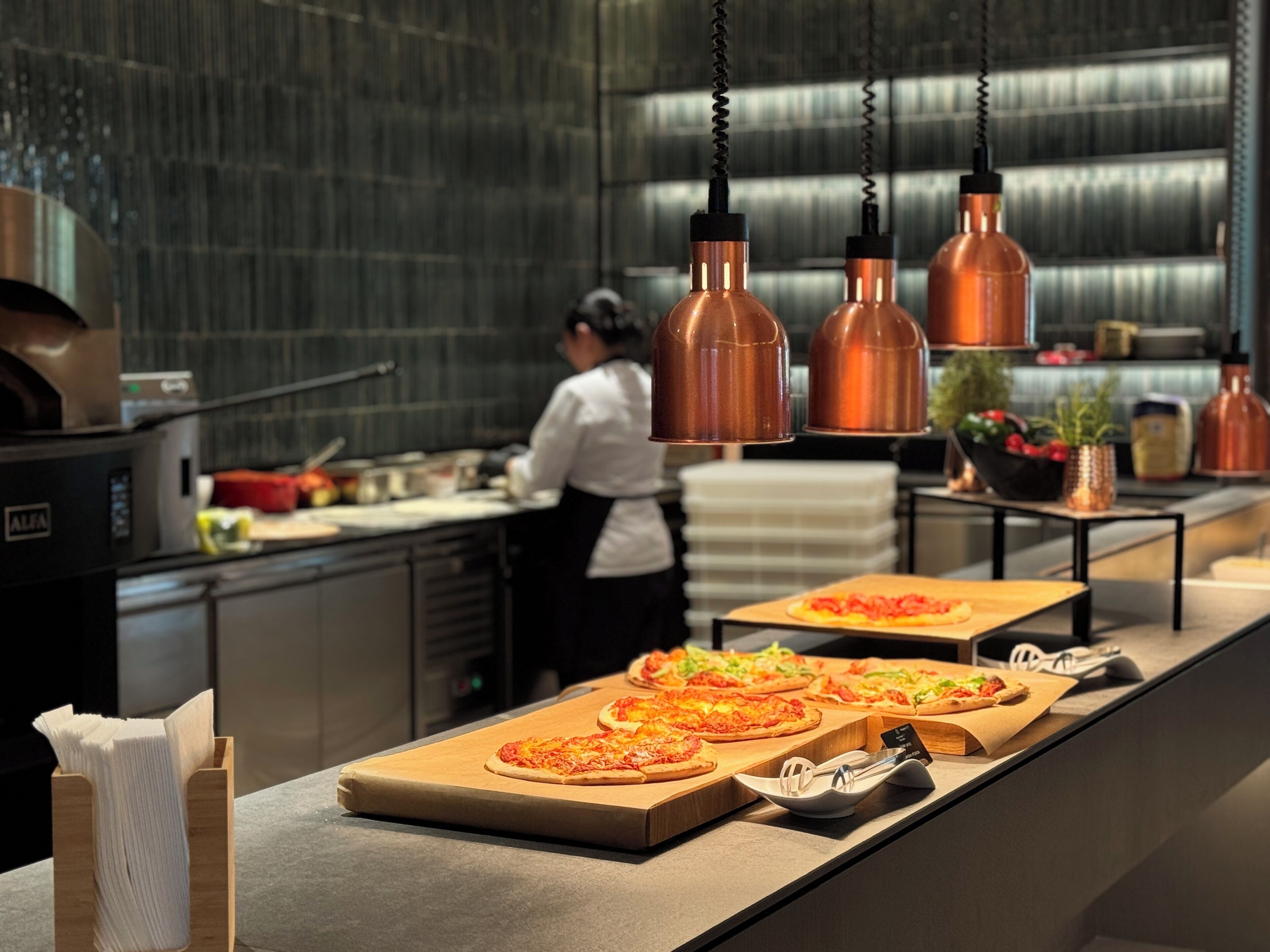 2 restaurants, serveren ontbijt, lunch, diner, internationale gerechten