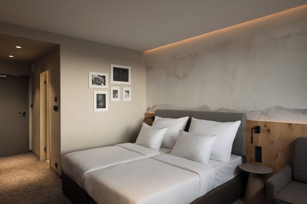 1 chambre, coffre-fort, bureau, rideaux d’obscurcissement