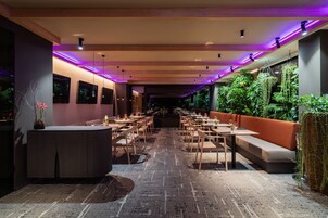 2 间餐厅，供应早餐、午餐和晚餐，国际美食