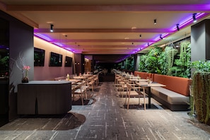 2 restaurants, servant le déjeuner et le dîner; cuisine internationale