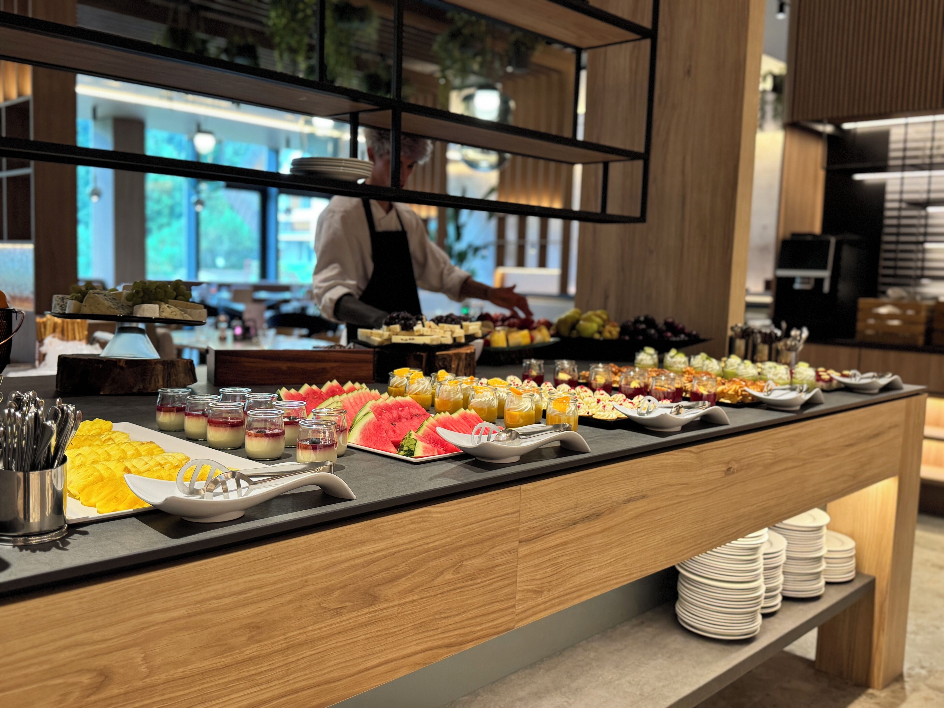 2 restaurants, breakfast, lunch, dinner served; international cuisine