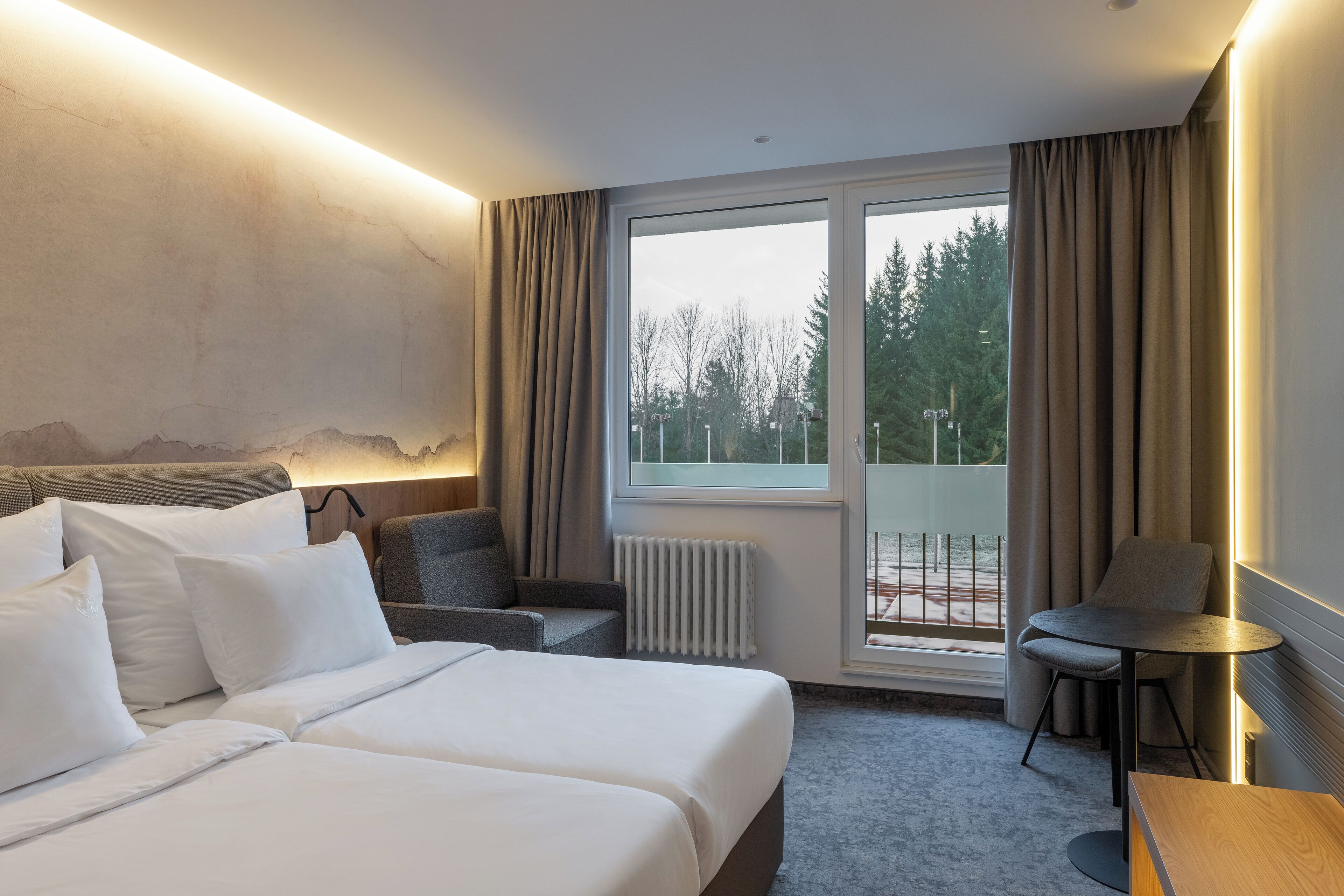 deluxe double room | 1 bedroom, in-room safe, desk, blackout curtains