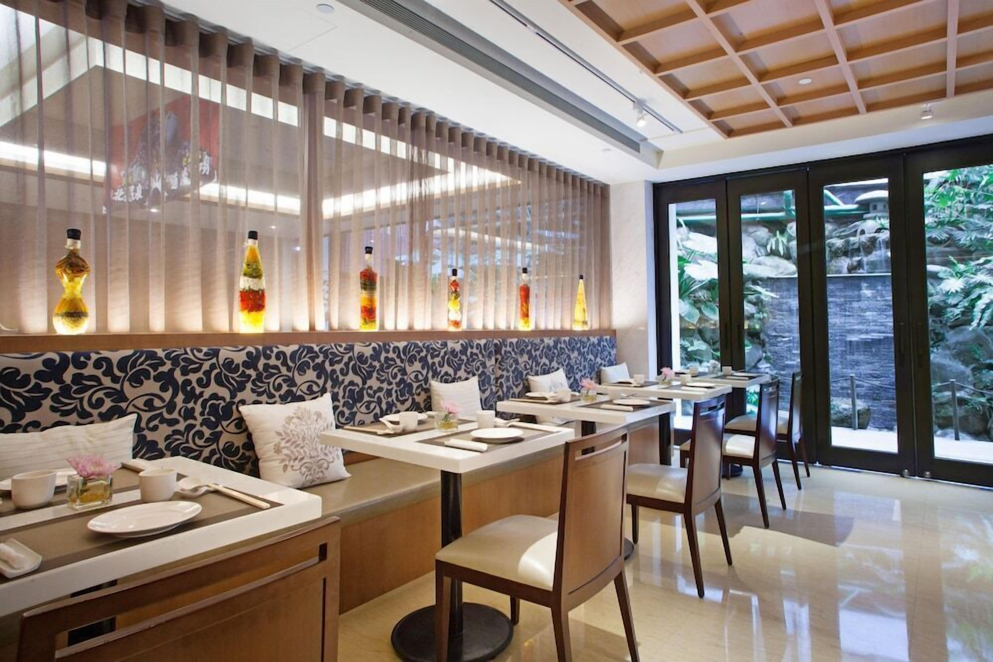 حيث تُقدم وجبات الإفطار، الغداء، العشاء، الأطباق الصينية