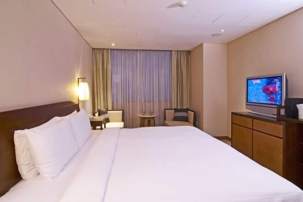 Een kluis op de kamer, een bureau, een strijkplank/strijkijzer