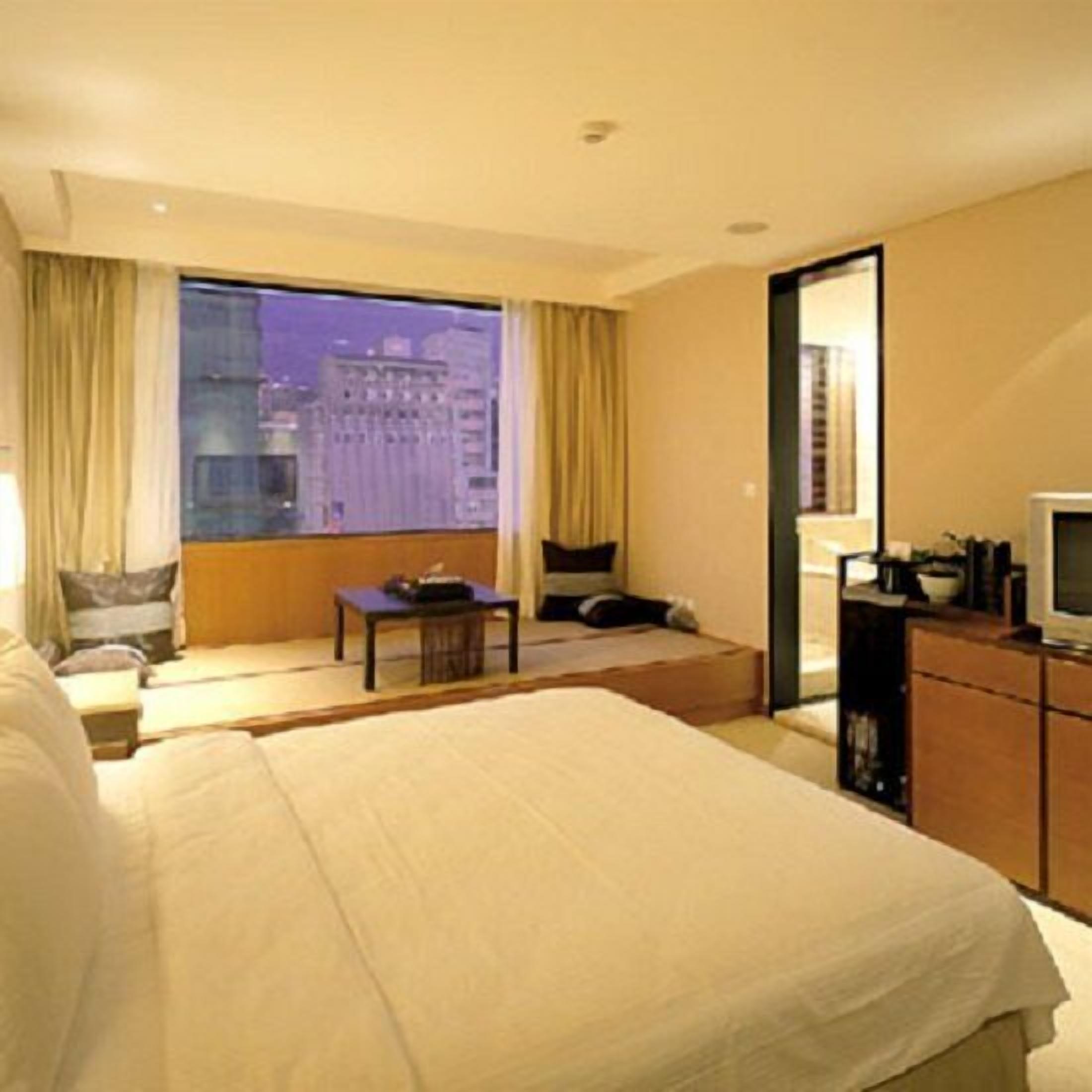 ตู้นิรภัยในห้องพัก, โต๊ะทำงาน, เตารีด/โต๊ะรีดผ้า