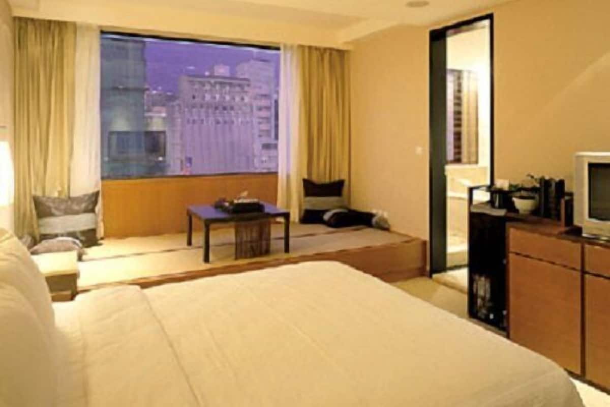 Een kluis op de kamer, een bureau, een strijkplank/strijkijzer