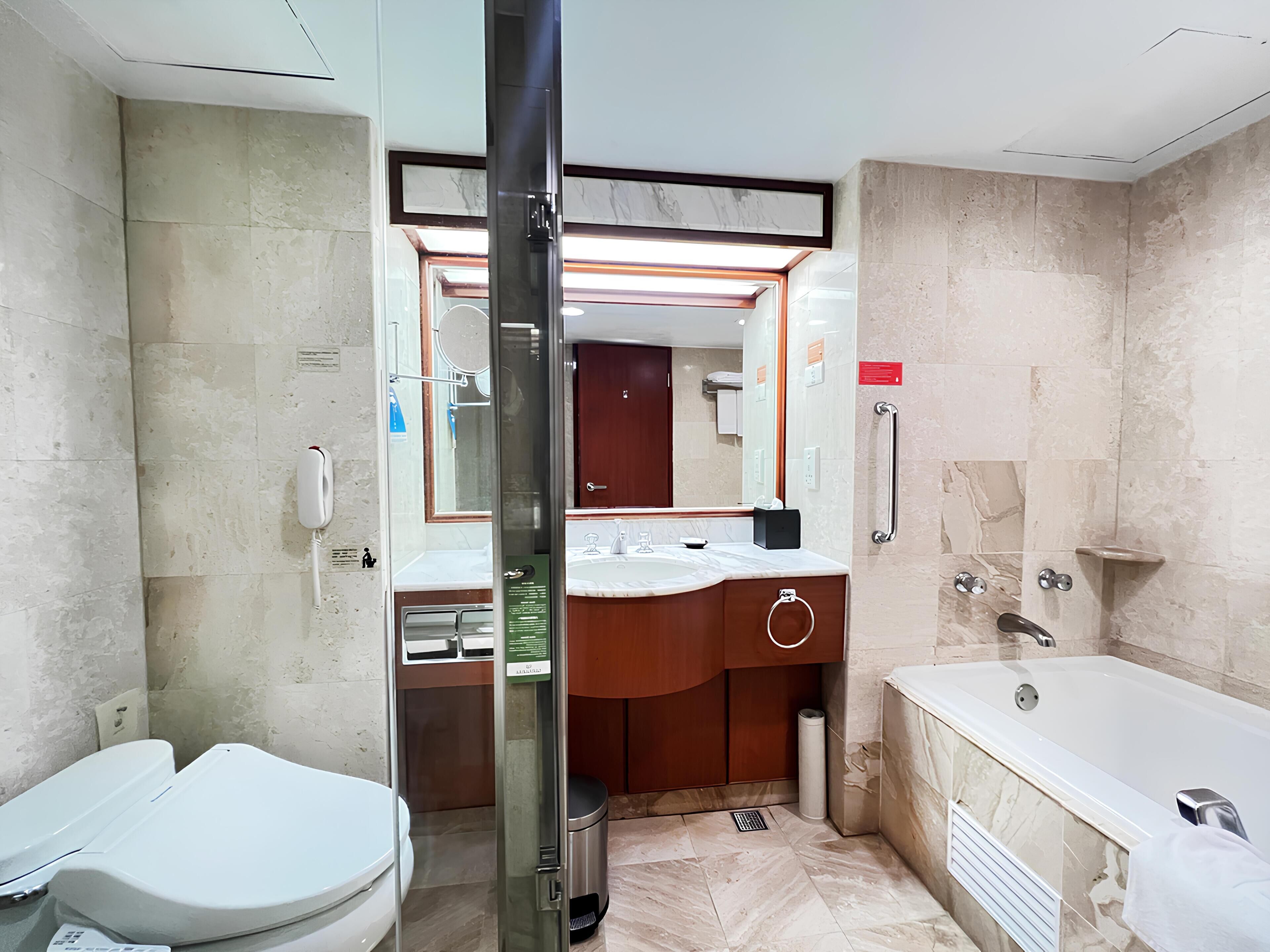 Un bagno moderno con servizi igienici, lavandino e vasca da bagno.
