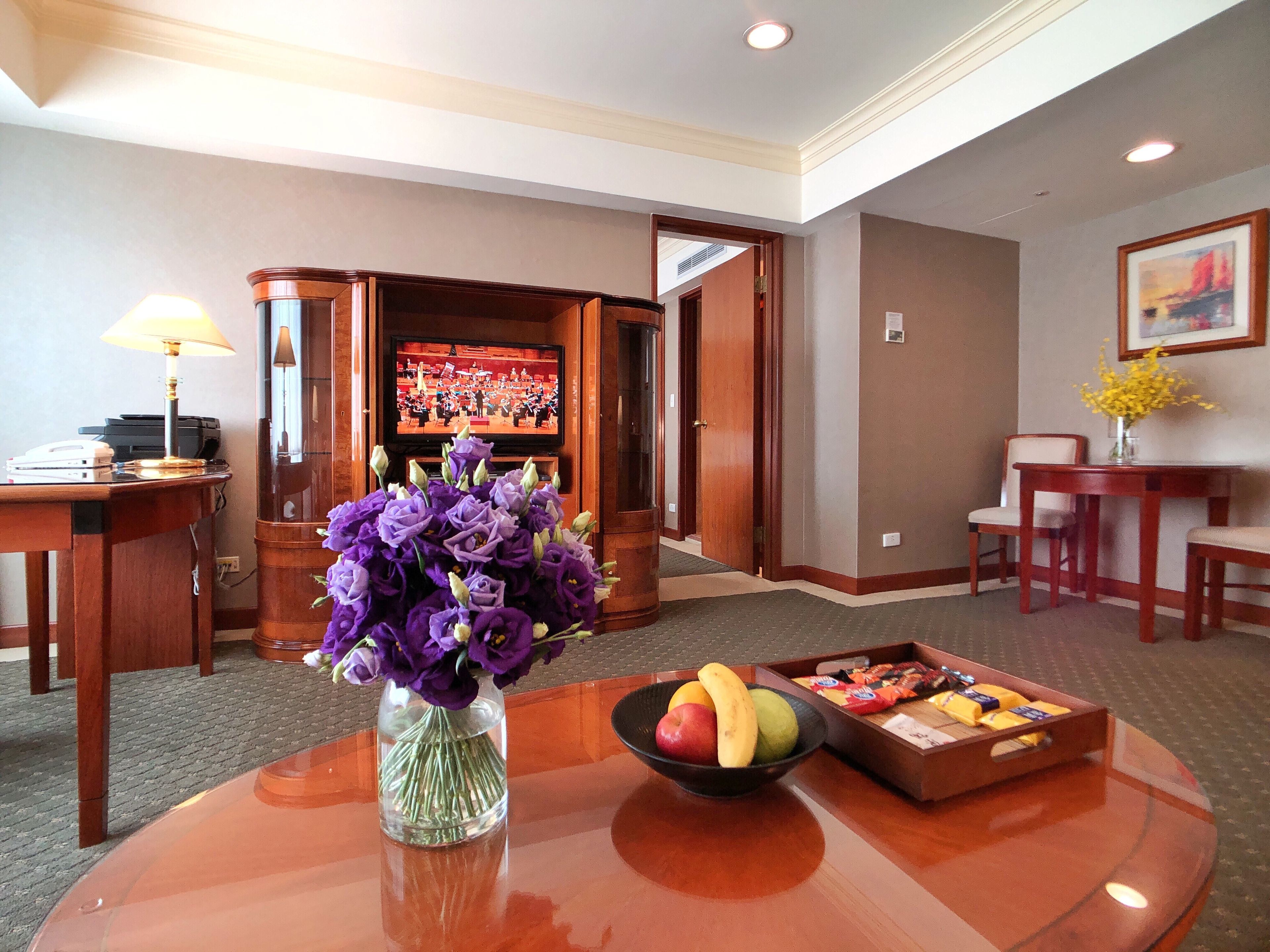 deluxe suite | hypo-allergenic bedding, down duvets, minibar, in-room safe