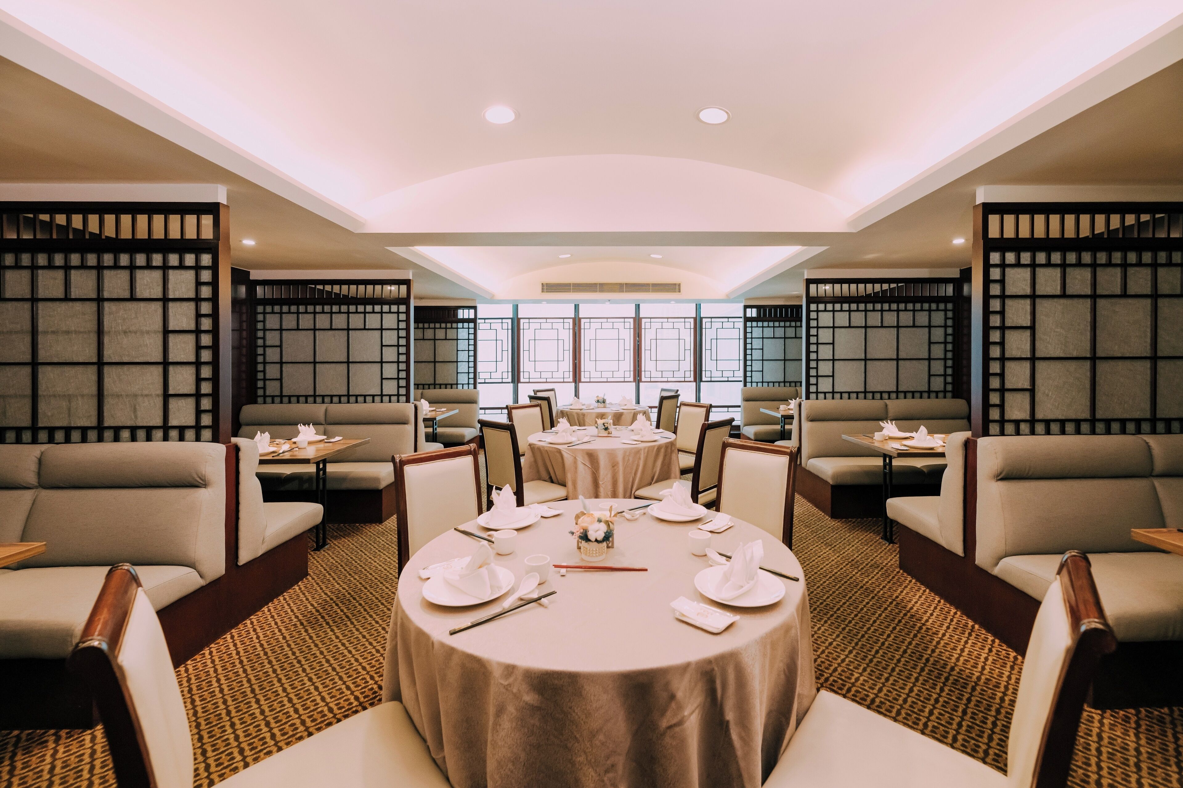 3 restaurants, breakfast served