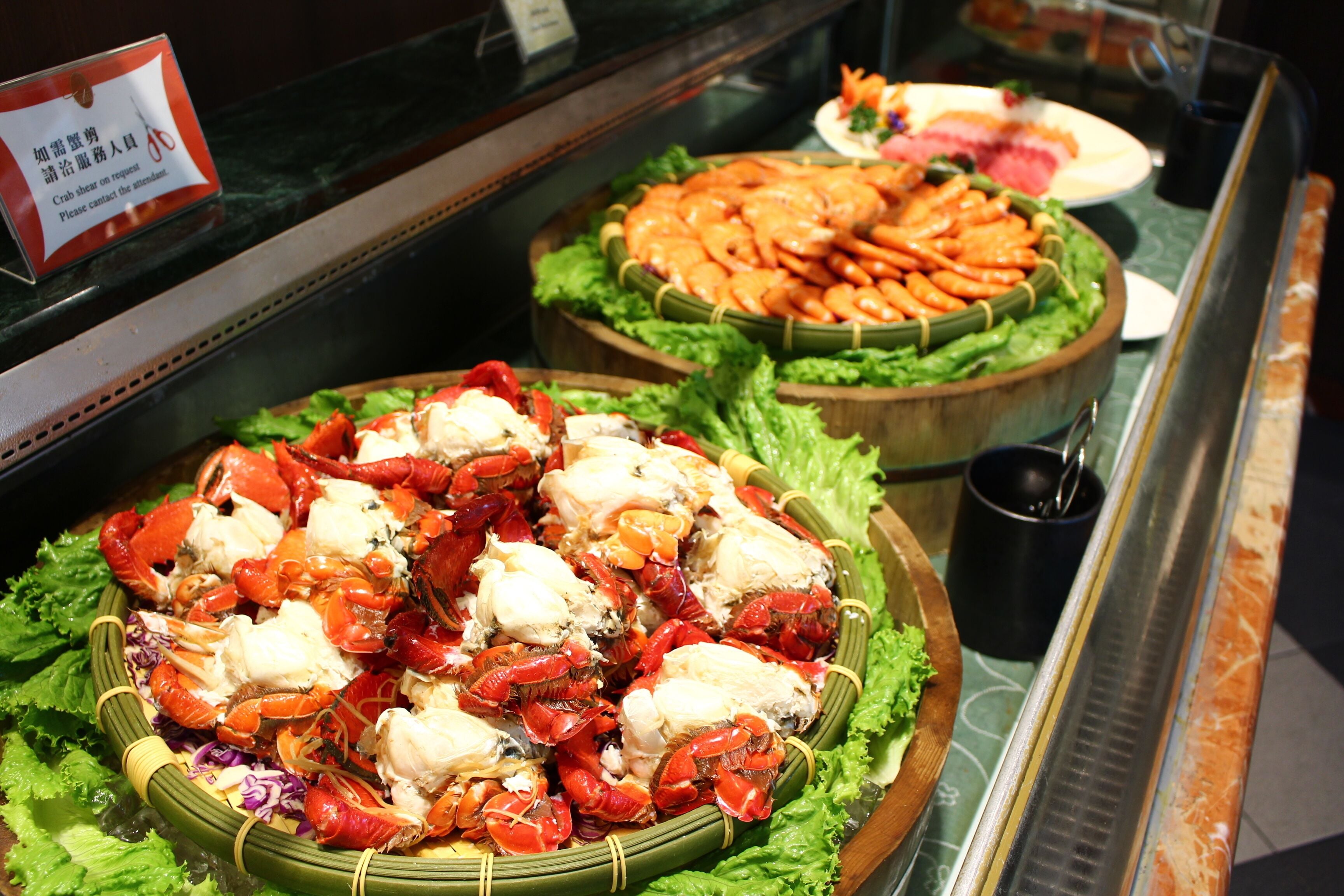Una exhibición de mariscos con patas de cangrejo y camarones.