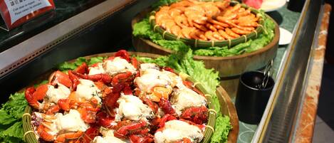 Una exhibición de mariscos con patas de cangrejo y camarones.