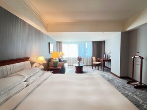 Deluxe Room (Executive) | Hypo-allergenic bedding, down duvets, minibar, in-room safe