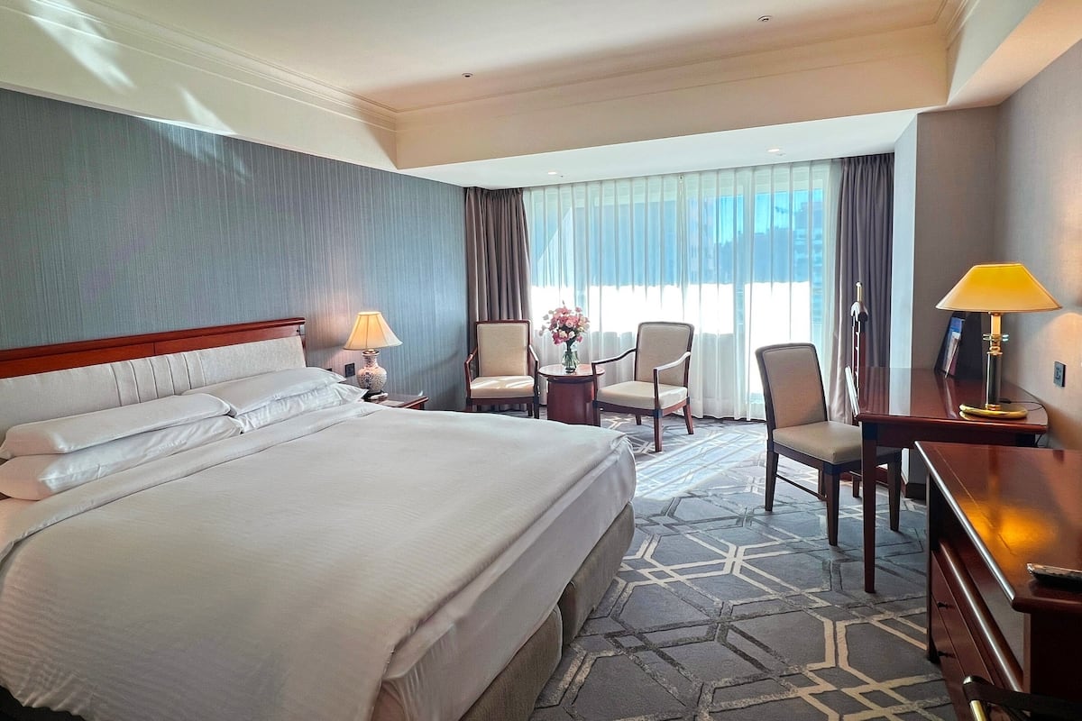 Executive Room | Hypo-allergenic bedding, down comforters, minibar, in-room safe