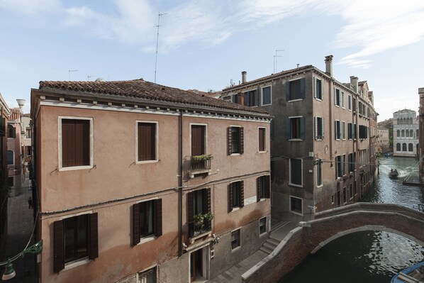 الإطلالة من المنشأة