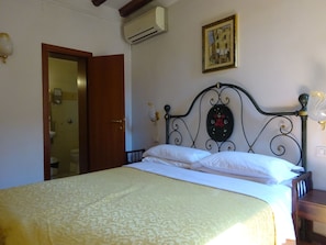 Couette en duvet d'oie, coffres-forts dans les chambres, bureau