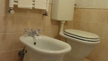 Shower, rainfall showerhead, free toiletries, hair dryer
