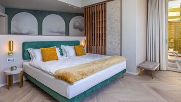 Una habitación de hotel moderna con una cama grande, un cabecero verde y vistas al exterior a través de una puerta corredera.