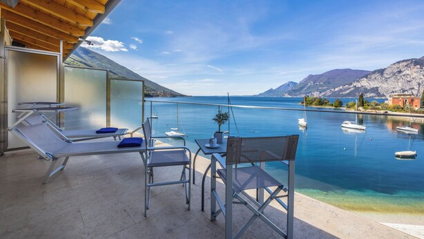 A balcony with a view of the sea and mountains. - Hotel Val di Sogno (Malcesine)