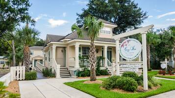 1 habitación, decoración personalizada, muebles diferentes y escritorio