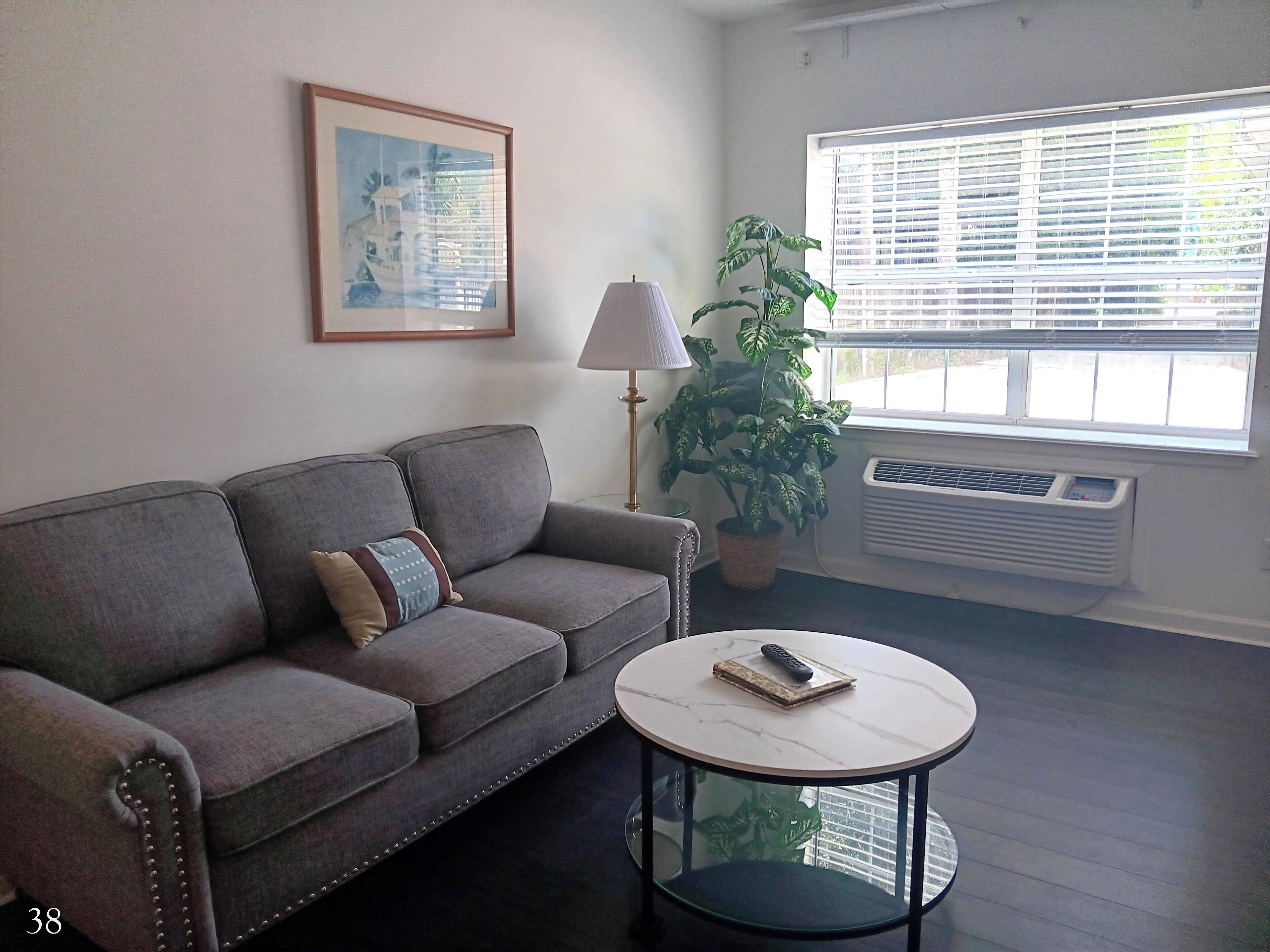 Casa geminada, 1 quarto (2 Double Beds (Room 38)) | Área de estar | TV LED 32 polegadas com canais a cabo