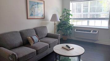 Casa geminada, 1 quarto (2 Double Beds (Room 38)) | Área de estar | TV LED 32 polegadas com canais a cabo