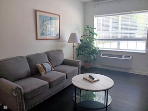 Townhome - 1 sovrum (2 Double Beds (Room 38)) | Vardagsrum | 32-tums LED-tv med kabelkanaler