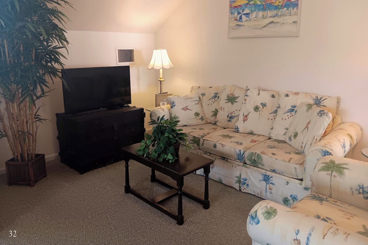 Honeymoon Suite, 1 King Bed | Living area | 32-inch LED TV with cable channels