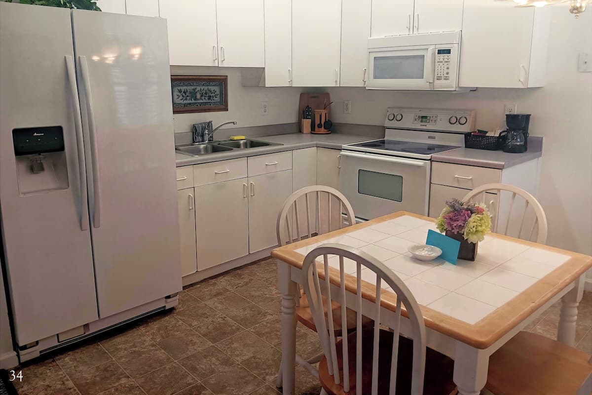 Suite Standard, 1 très grand lit et 1 canapé-lit (Room 34) | Cuisine privée | Réfrigérateur, four à micro-ondes, cafetière-théière, congélateur