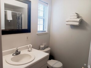 タウンホーム 1 ベッドルーム (2 Double Beds (Room 38)) | バスルーム | バスアメニティ (無料)、ヘアドライヤー、タオル、石鹸