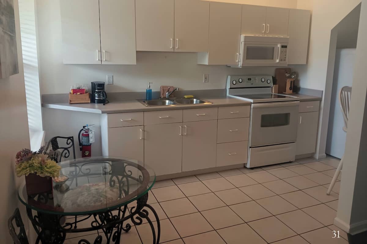 Standard Suite, 1 King Bed with Sofa bed (Room 31) | Private kitchen