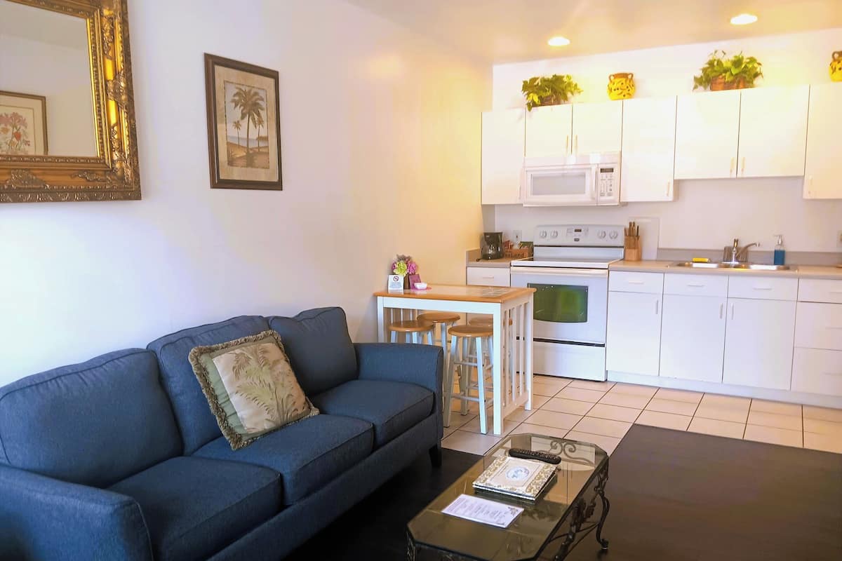Townhome, 1 King Bed (Room 35) | Living area