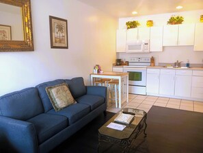 Townhome, 1 King Bed (Room 35) | Living area