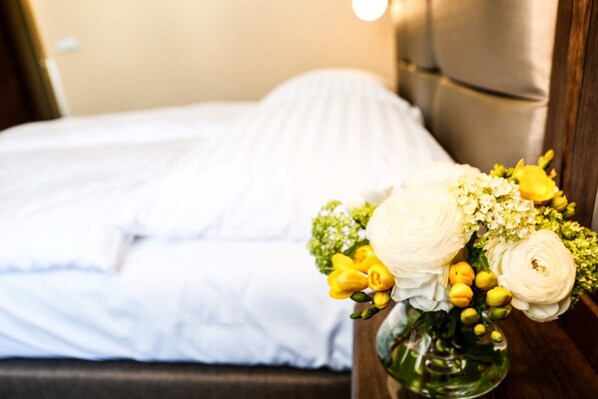 Minibar, in-room safe, desk, iron/ironing board (on request) - EA Hotel Victoria (Prague)