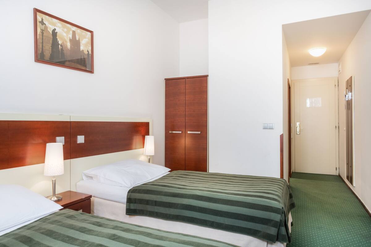 Quarto solteiro econômico | Frigobar, cofres nos quartos, escrivaninha