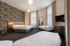 Minibar, in-room safe, desk, iron/ironing board (on request) - EA Hotel Victoria (Prague)