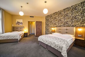 Minibar, caja fuerte, escritorio y tabla de planchar con plancha