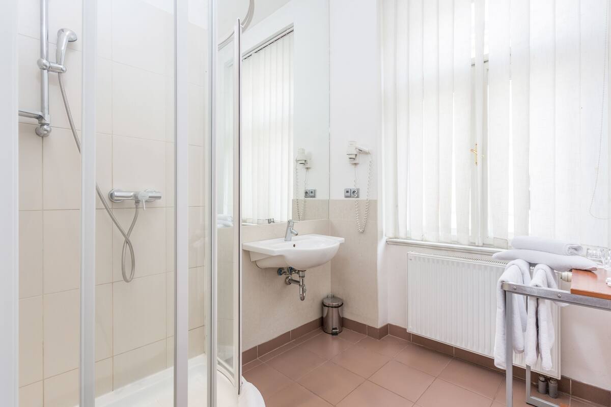 Quarto solteiro luxo | Frigobar, cofres nos quartos, escrivaninha