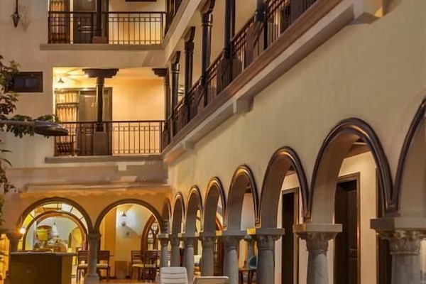 Depan hartanah - siang/malam