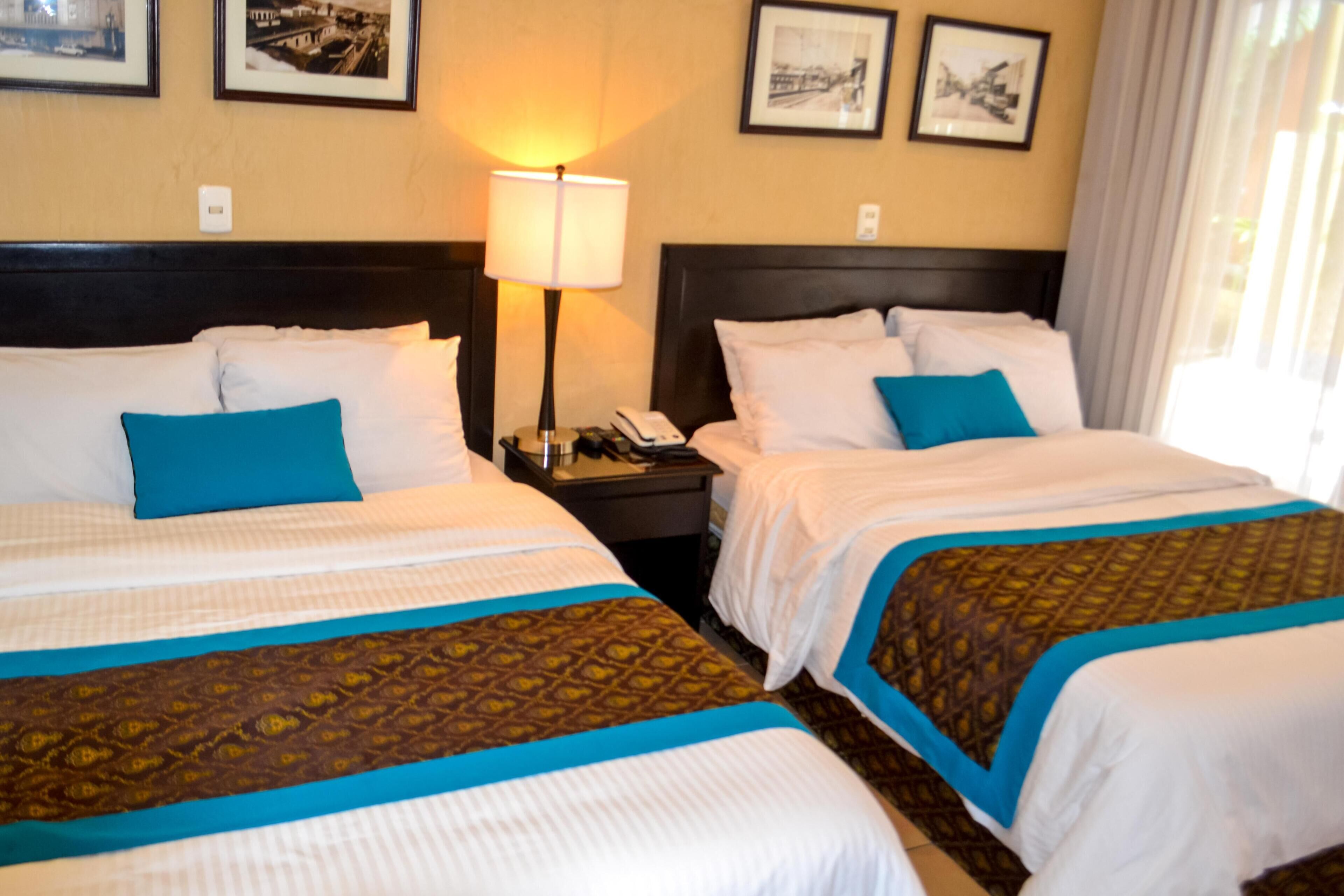 Escritorio, wifi gratis, ropa de cama y acceso para silla de ruedas 