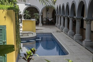 Piscine extérieure, chaises longues