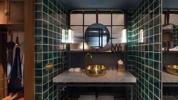 Extra Large King Room | Bad | Dusj, regndusjhode, hårføner og badekåper