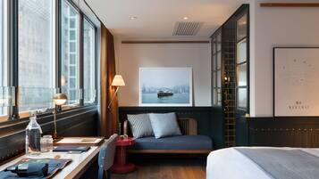 Large King Room | Living area | Flat-screen TV