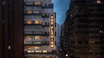 Vista frontal de la propiedad por la tarde o noche