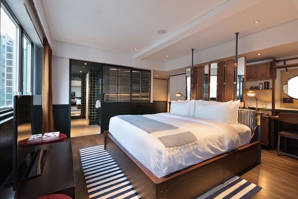 Extra Large King Room | Seprai premium, minibar, brankas, dan meja kerja