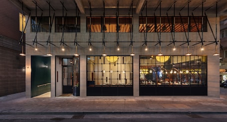 Serveert ontbijt en diner, Italiaanse gerechten