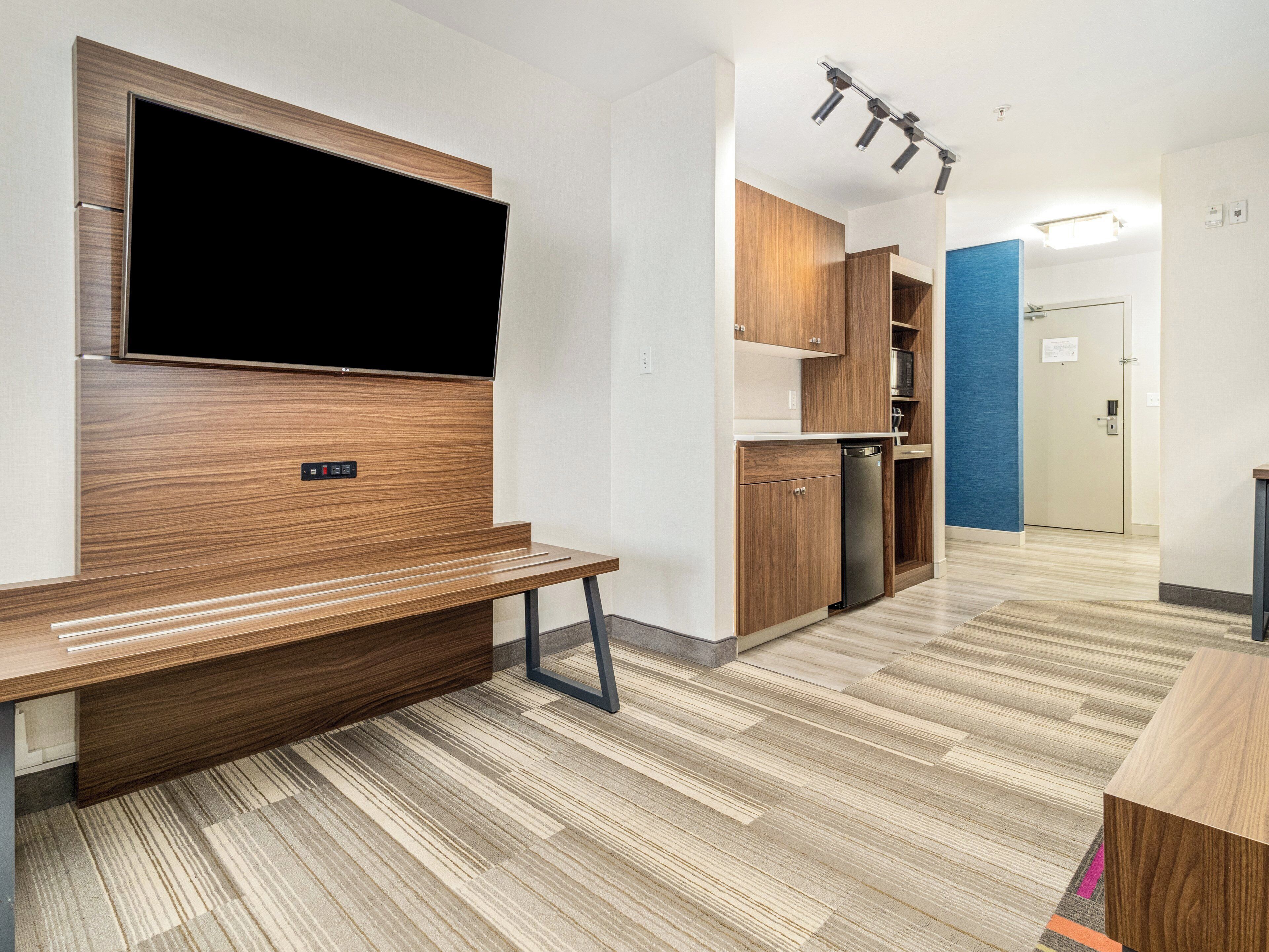 suite, 1 bedroom (meeting area) | 1 bedroom, premium bedding, pillow-top beds, in-room safe